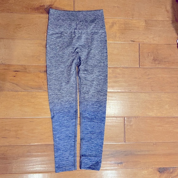 Lululemon gray and blue ombré spacedye leggings in a size 4. - Picture 4 of 6